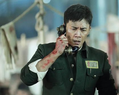 《八佰》,在这部剧中王千源饰演的是淞沪会战期间,一个部队的老兵羊拐