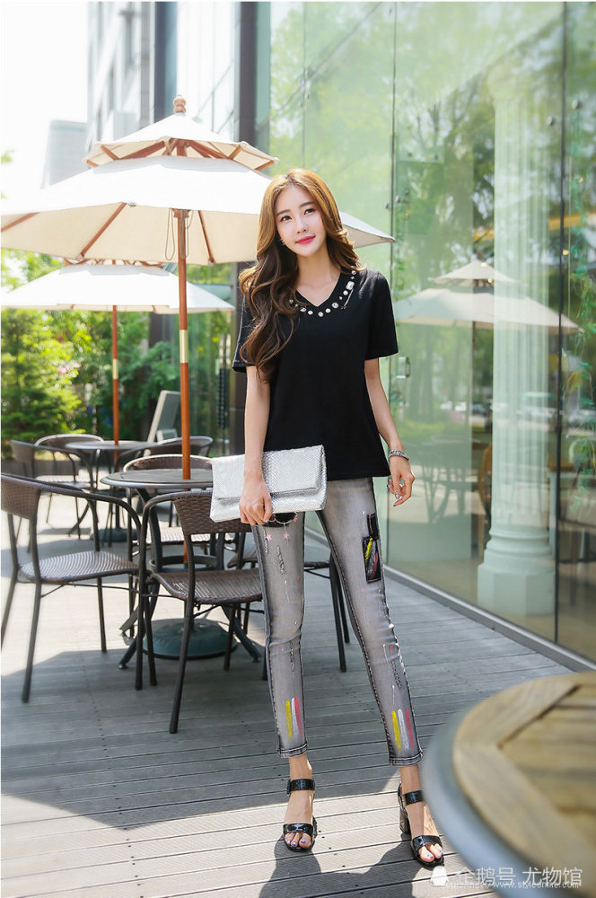 美女街拍性感的铅笔腿引领街头时尚之风