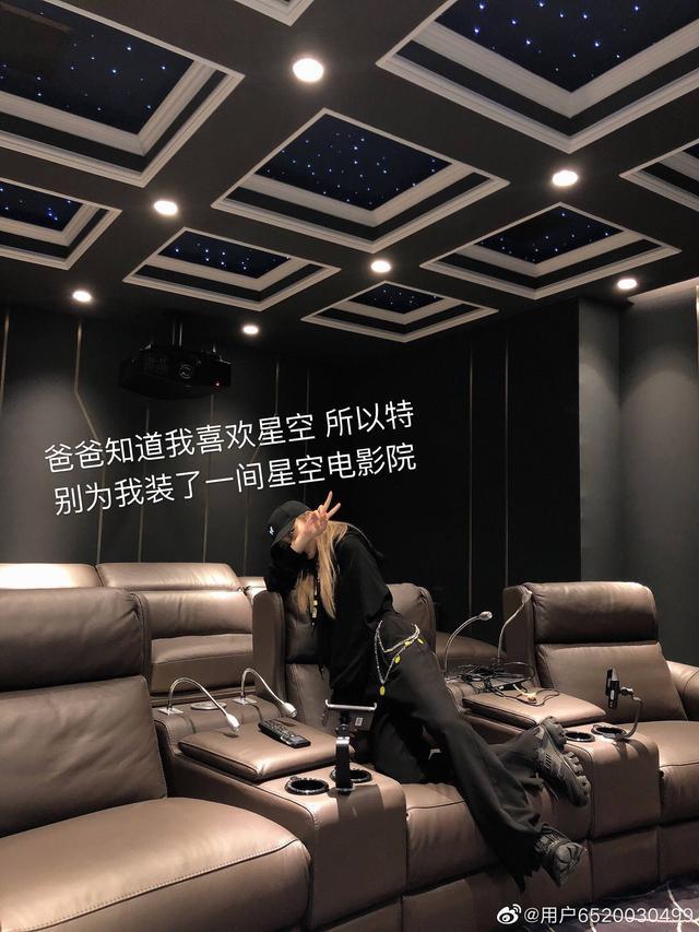 周扬青|周扬青晒生日礼物，意外暴露家庭实力！爹妈为她在豪宅内造电影院