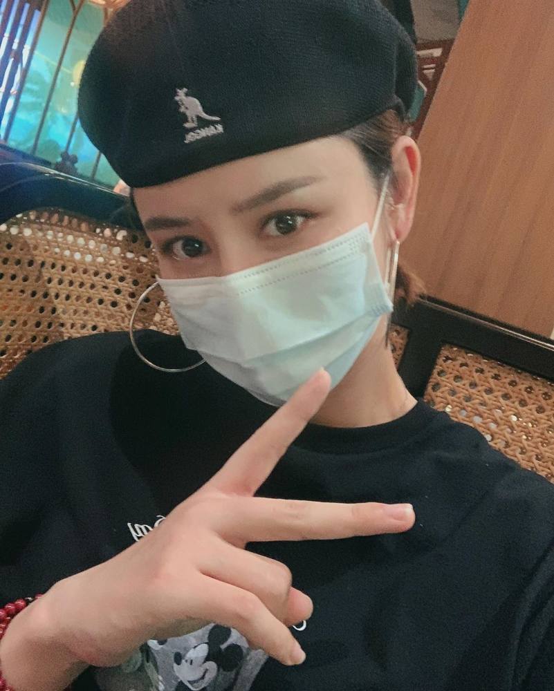 张馨月|港媒恶意攻击张馨月？指她穿山寨版T恤，结婚一年还写错林峯名字