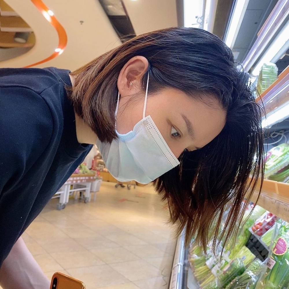 张馨月|港媒恶意攻击张馨月？指她穿山寨版T恤，结婚一年还写错林峯名字