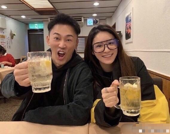 张馨月|港媒恶意攻击张馨月？指她穿山寨版T恤，结婚一年还写错林峯名字