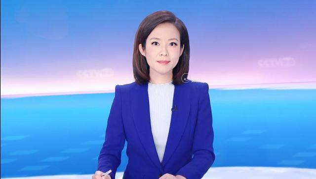 《新闻联播》再换新人!新女主播惊艳亮相,一身优雅不输一姐董卿