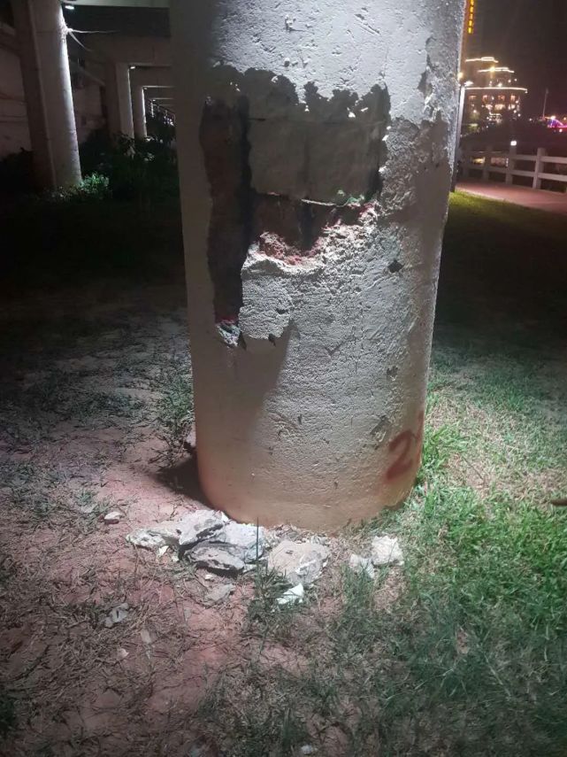 大件事化州西堤竟然有几个桥墩已经爆裂民众担心其安全问题