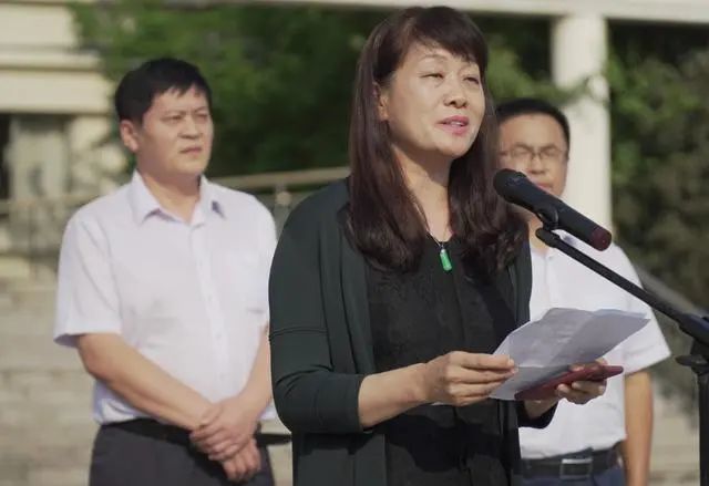 郑州大学招生办主任徐丽丽代表郑州大学介绍学校和今年招生录取情况.