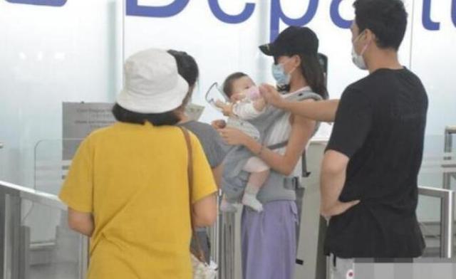 何猷启|齐娇离婚后首晒二胎女儿正脸照，神似爸爸何猷启，母女互吻超有爱