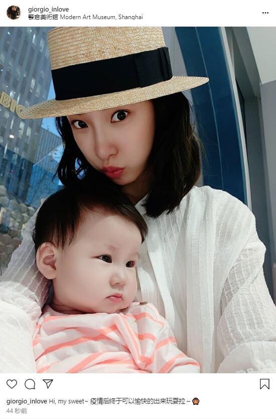 何猷启|齐娇离婚后首晒二胎女儿正脸照，神似爸爸何猷启，母女互吻超有爱