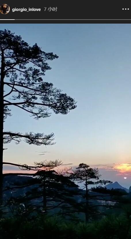 何猷启|齐娇离婚后首晒二胎女儿正脸照，神似爸爸何猷启，母女互吻超有爱