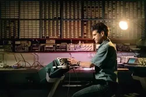 李嘉诚|身价30亿却终身未婚，一项发明拯救10亿人，李嘉诚称他为唯一偶像