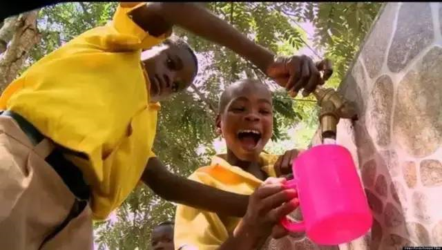 李嘉诚|身价30亿却终身未婚，一项发明拯救10亿人，李嘉诚称他为唯一偶像