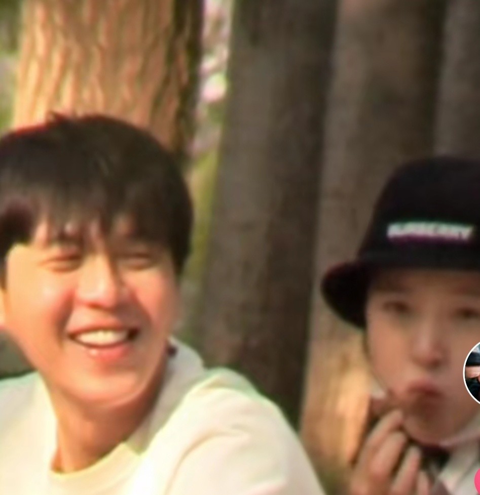 张若昀|张若昀借歌词告白：你告诉我爱就是云朵。网友：双向的爱