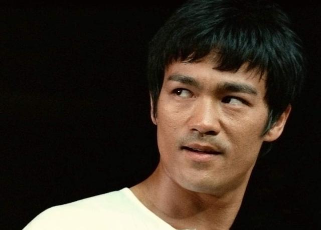 李小龙一生仅有一场官方比赛,18岁虐打拳击冠军,三次击倒对手