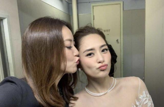 钟欣潼|阿娇伤后四天即复工，杀青照中用手遮挡伤口，笑容灿烂状态好