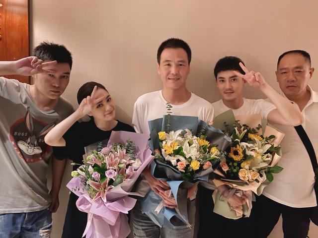 钟欣潼|阿娇伤后四天即复工，杀青照中用手遮挡伤口，笑容灿烂状态好