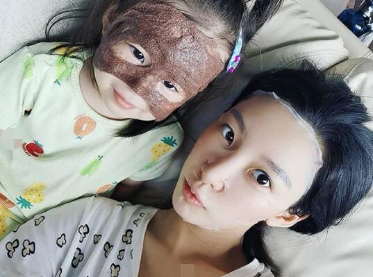 齐娇|齐娇跟何猷启离婚后首晒女儿，母女俩嘟嘴亲亲，女儿心事重重不开心