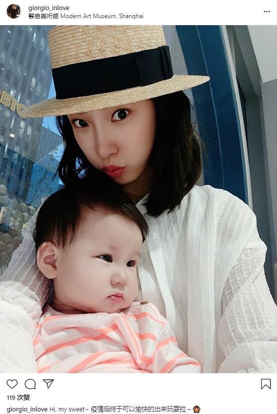 齐娇|齐娇跟何猷启离婚后首晒女儿，母女俩嘟嘴亲亲，女儿心事重重不开心