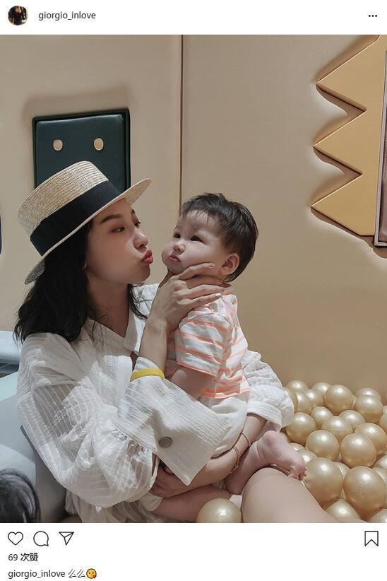 齐娇|齐娇跟何猷启离婚后首晒女儿，母女俩嘟嘴亲亲，女儿心事重重不开心