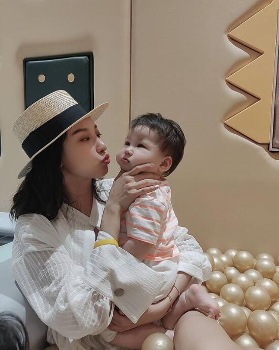 齐娇|齐娇跟何猷启离婚后首晒女儿，母女俩嘟嘴亲亲，女儿心事重重不开心
