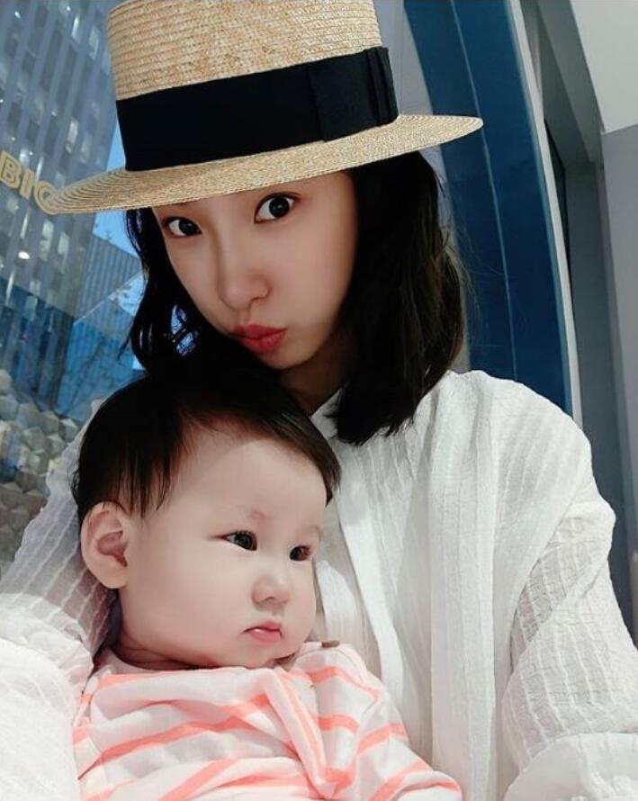 齐娇|齐娇跟何猷启离婚后首晒女儿，母女俩嘟嘴亲亲，女儿心事重重不开心