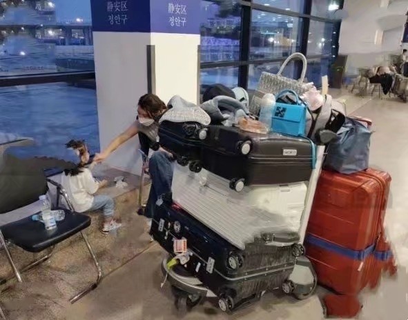 齐娇|齐娇跟何猷启离婚后首晒女儿，母女俩嘟嘴亲亲，女儿心事重重不开心