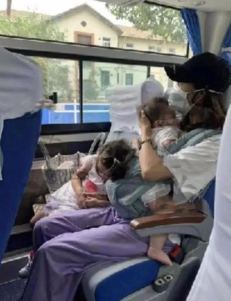 齐娇|齐娇跟何猷启离婚后首晒女儿，母女俩嘟嘴亲亲，女儿心事重重不开心