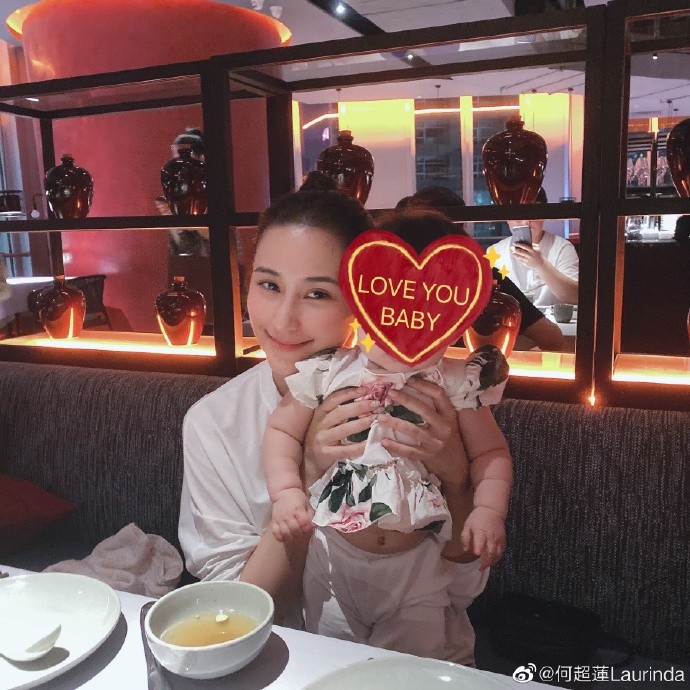 齐娇|齐娇跟何猷启离婚后首晒女儿，母女俩嘟嘴亲亲，女儿心事重重不开心