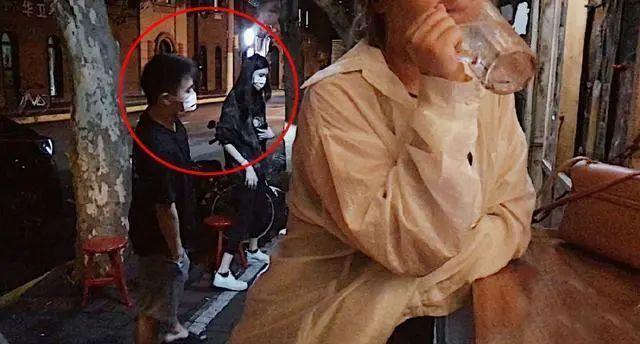 何猷君|继王思聪后，何猷君奚梦瑶深夜现身街边摊撸串，毫无豪门架子