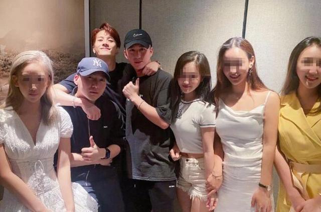 何猷君|继王思聪后，何猷君奚梦瑶深夜现身街边摊撸串，毫无豪门架子