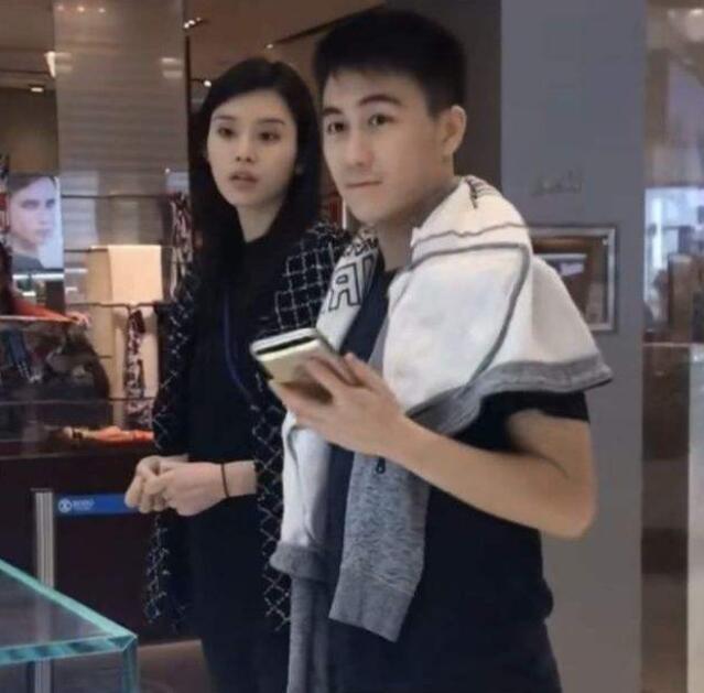 何猷君|继王思聪后，何猷君奚梦瑶深夜现身街边摊撸串，毫无豪门架子