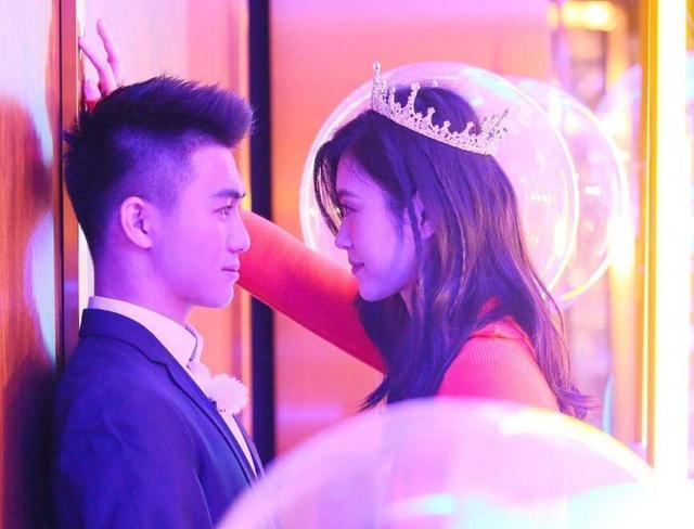 何猷君|继王思聪后，何猷君奚梦瑶深夜现身街边摊撸串，毫无豪门架子