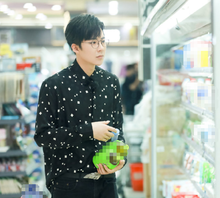 刘宇宁|刘宇宁长得怎么样？听到《中餐厅》客人对他的评价，真有眼光