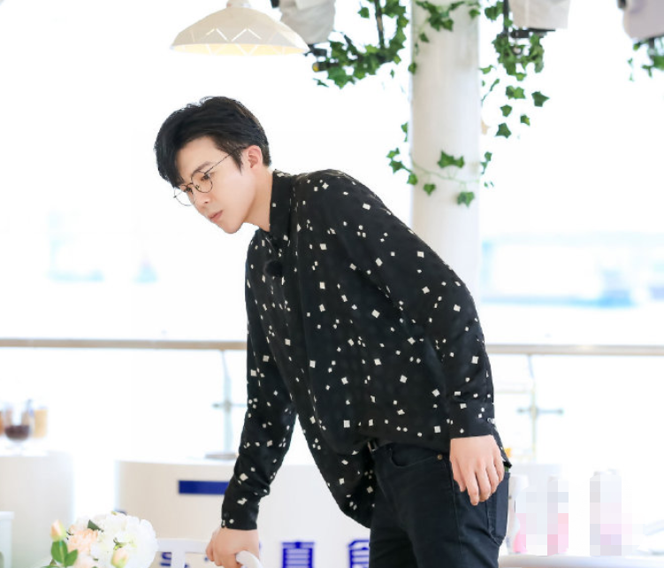 刘宇宁|刘宇宁长得怎么样？听到《中餐厅》客人对他的评价，真有眼光