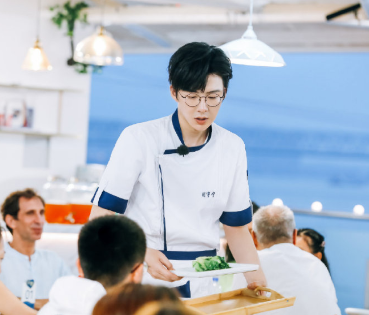刘宇宁|刘宇宁长得怎么样？听到《中餐厅》客人对他的评价，真有眼光