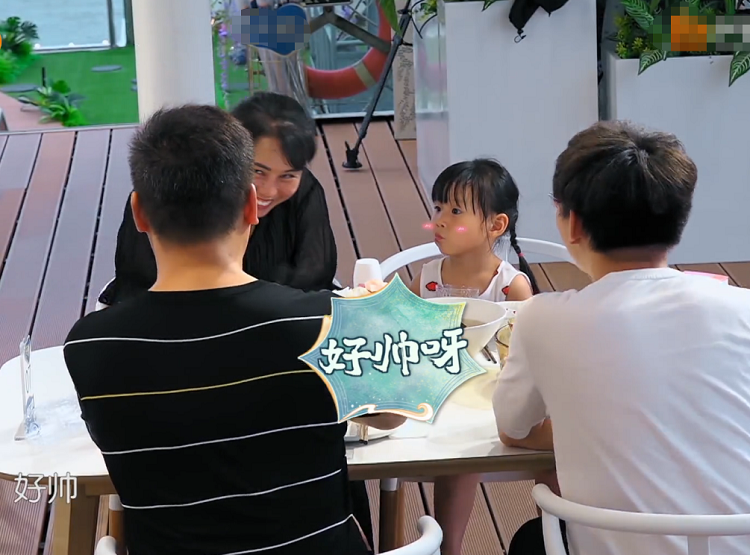 刘宇宁|刘宇宁长得怎么样？听到《中餐厅》客人对他的评价，真有眼光