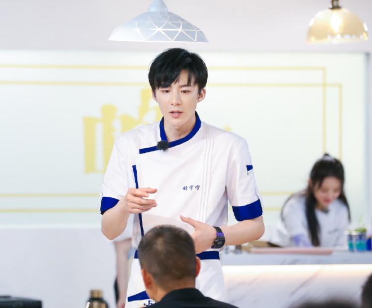 刘宇宁|刘宇宁长得怎么样？听到《中餐厅》客人对他的评价，真有眼光