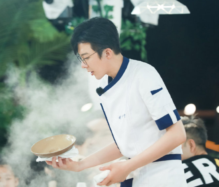 刘宇宁|刘宇宁长得怎么样？听到《中餐厅》客人对他的评价，真有眼光