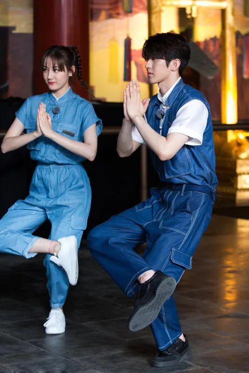 蔡徐坤|捅着杨幂和蔡徐坤上热搜，就没有迪丽热巴碰不了的瓷！