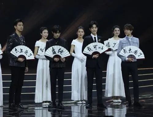 蔡徐坤|捅着杨幂和蔡徐坤上热搜，就没有迪丽热巴碰不了的瓷！