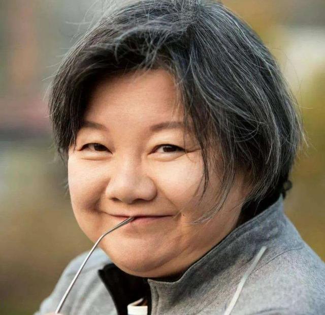 陈凯歌|陈凯歌是她前任，她四婚三离59岁不生子，或把亿万家产留给养女