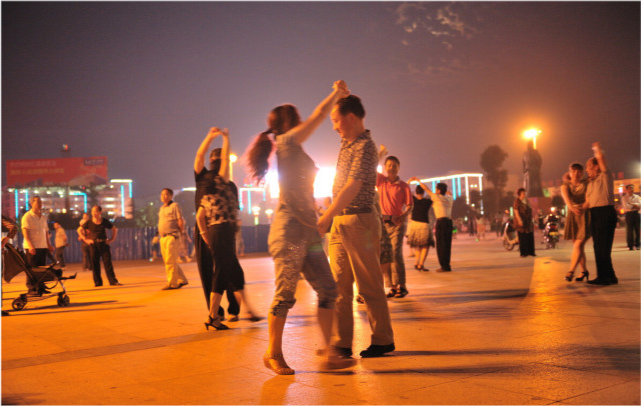 六旬独居大爷每天跳广场舞,街坊却嗤之以鼻:这老头别有用意