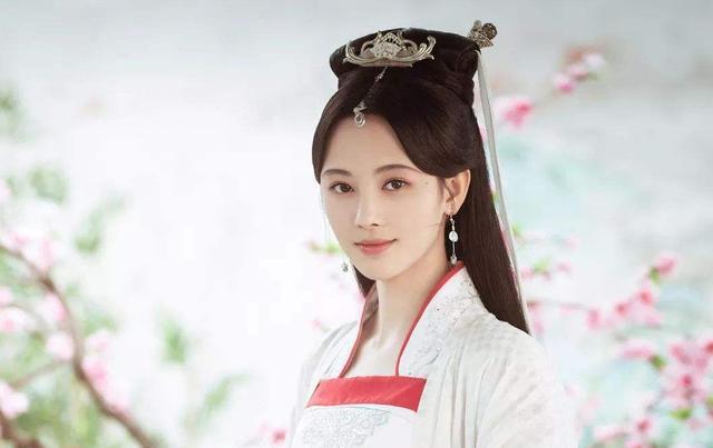 鞠婧祎|鞠婧祎身高被扒造假，长相被扒后天演技被群嘲，唯独这件事没槽点