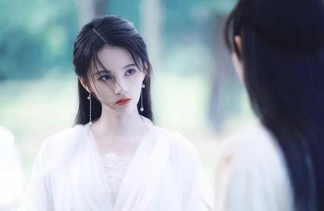 鞠婧祎|鞠婧祎身高被扒造假，长相被扒后天演技被群嘲，唯独这件事没槽点