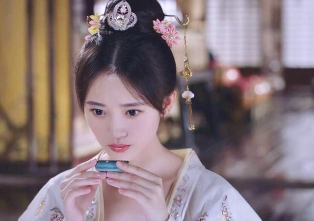 鞠婧祎|鞠婧祎身高被扒造假，长相被扒后天演技被群嘲，唯独这件事没槽点