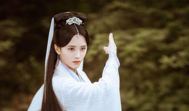 鞠婧祎|鞠婧祎身高被扒造假，长相被扒后天演技被群嘲，唯独这件事没槽点