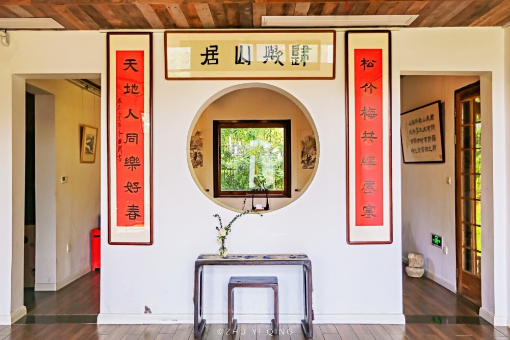 走进民宿,浓浓的中式禅意风格扑面而来,两幅对联的字恰好符合着归欤的