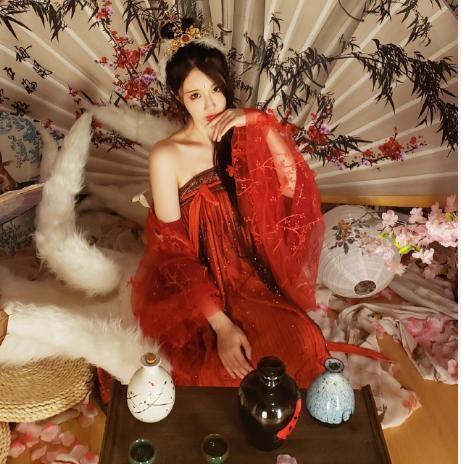 轩子cos九尾狐,眼神魅惑很撩人,这颜值算是主播中的前几名了吧?