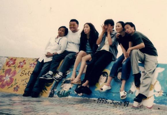 王菲|王菲昔日照片罕见曝光，和张国荣一起时笑得最开心