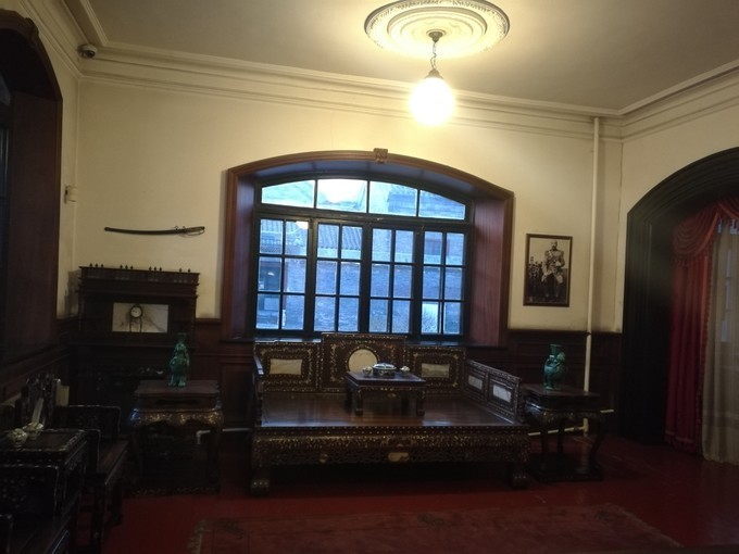 一楼是五夫人的会客室和卧室,一楼西屋是当年的会客厅,在1928年6月4日