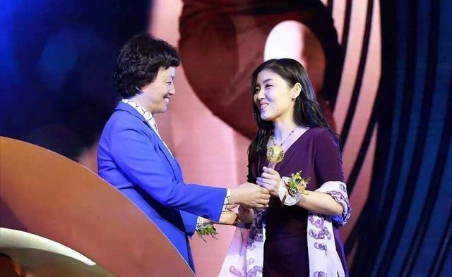 院士|中国最年轻的女教授，成为美国外籍院士，单身至今喜欢追星