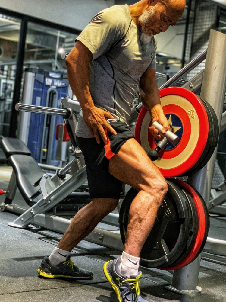 65岁大爷坚持健身练出一身强壮的肌肉年轻人看到后都自愧不如